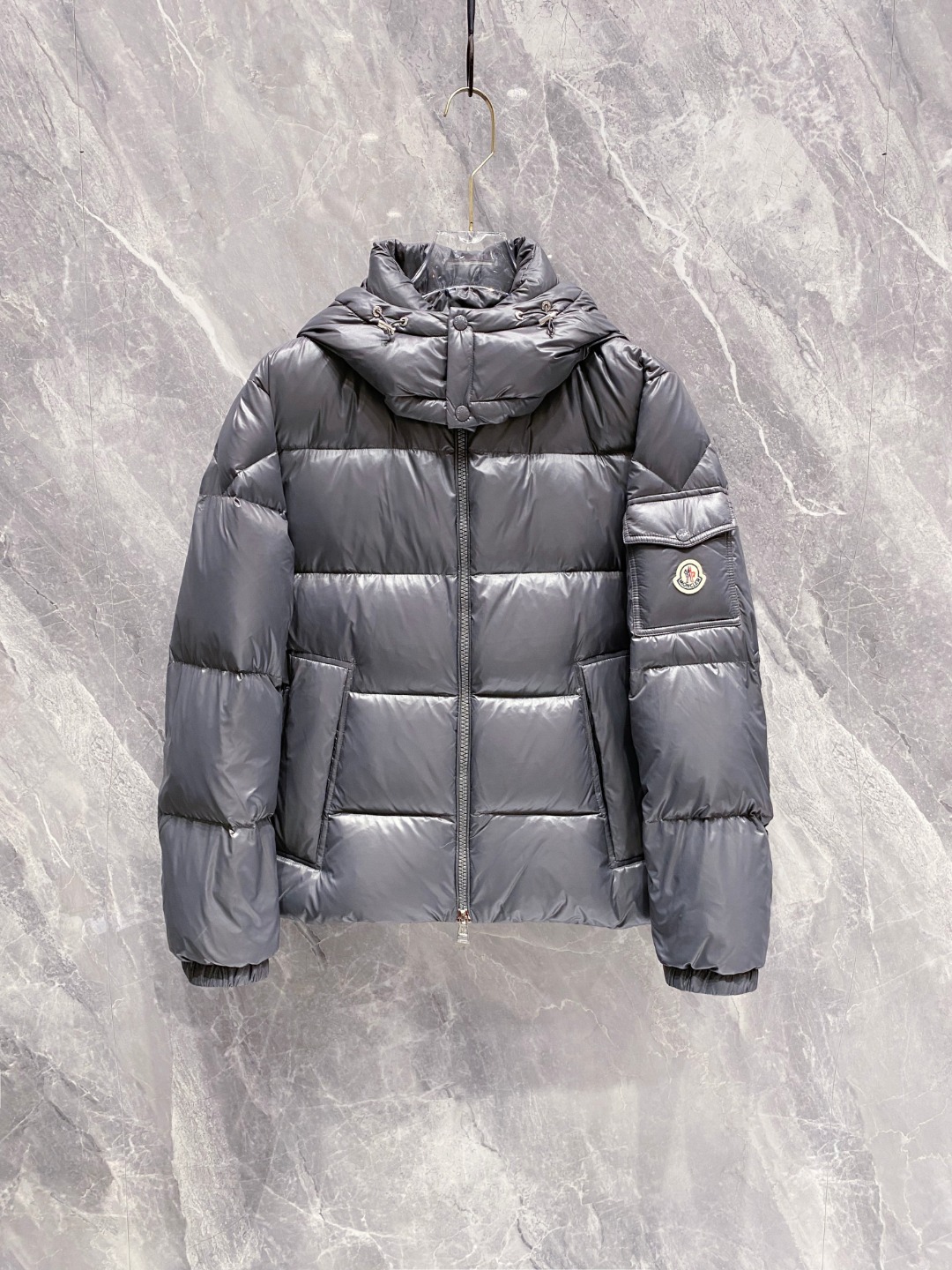 Moncler 蒙口2025秋冬新品发布，蒙口最新款亮光羽绒出货，柜上同步，面料及辅料全部订制，帽子可脱