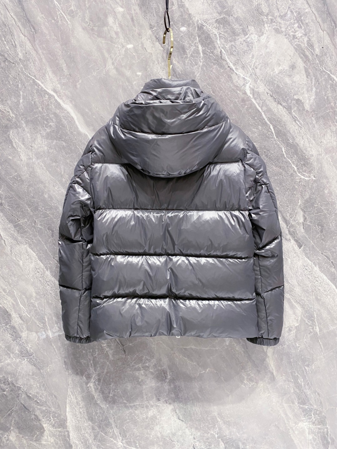 Moncler 蒙口2025秋冬新品发布，蒙口最新款亮光羽绒出货，柜上同步，面料及辅料全部订制，帽子可脱