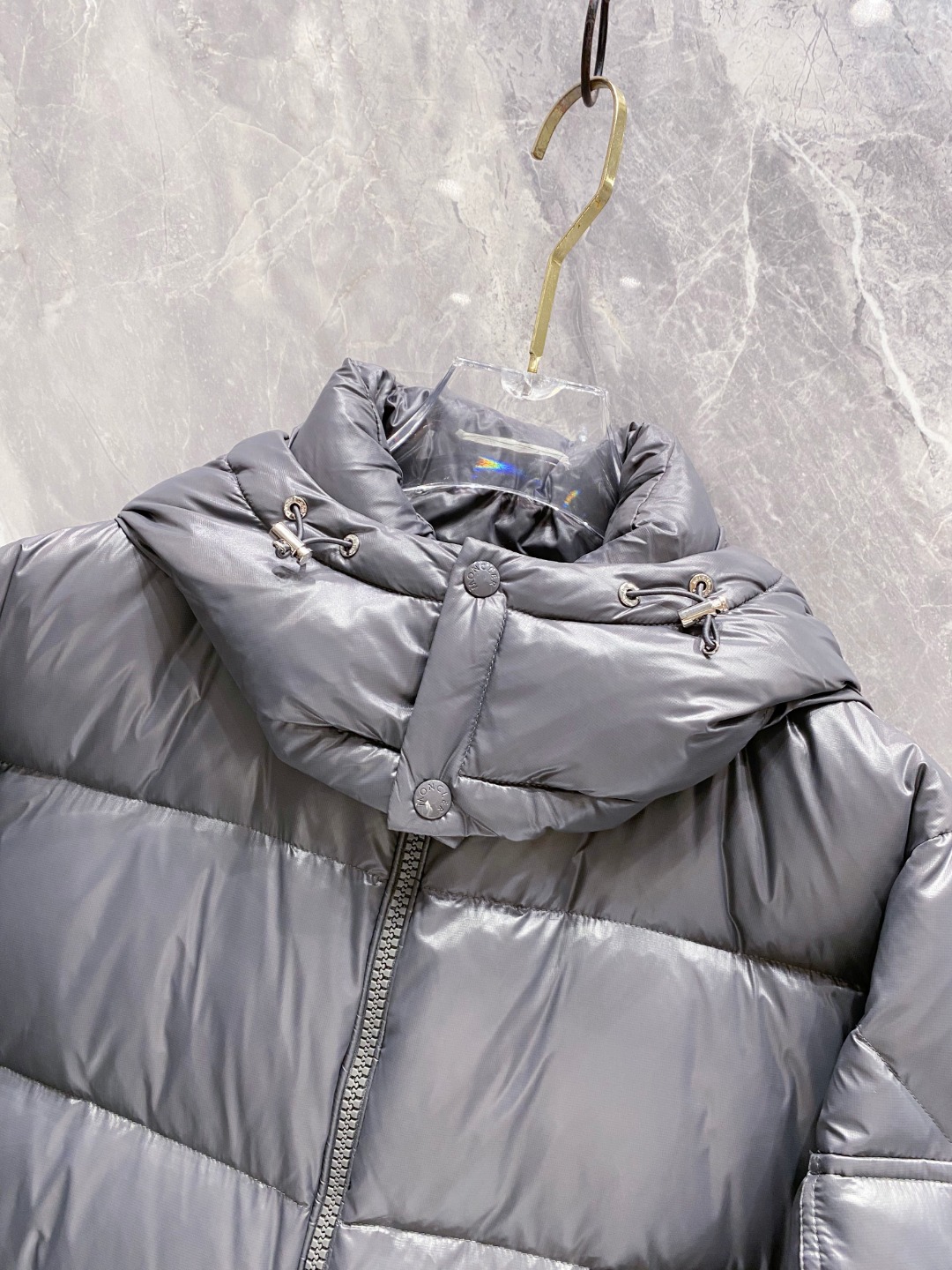 Moncler 蒙口2025秋冬新品发布，蒙口最新款亮光羽绒出货，柜上同步，面料及辅料全部订制，帽子可脱