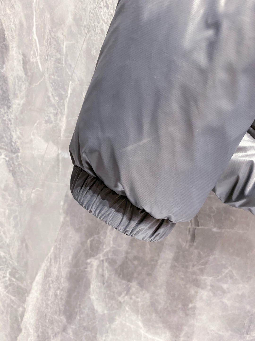 Moncler 蒙口2025秋冬新品发布，蒙口最新款亮光羽绒出货，柜上同步，面料及辅料全部订制，帽子可脱