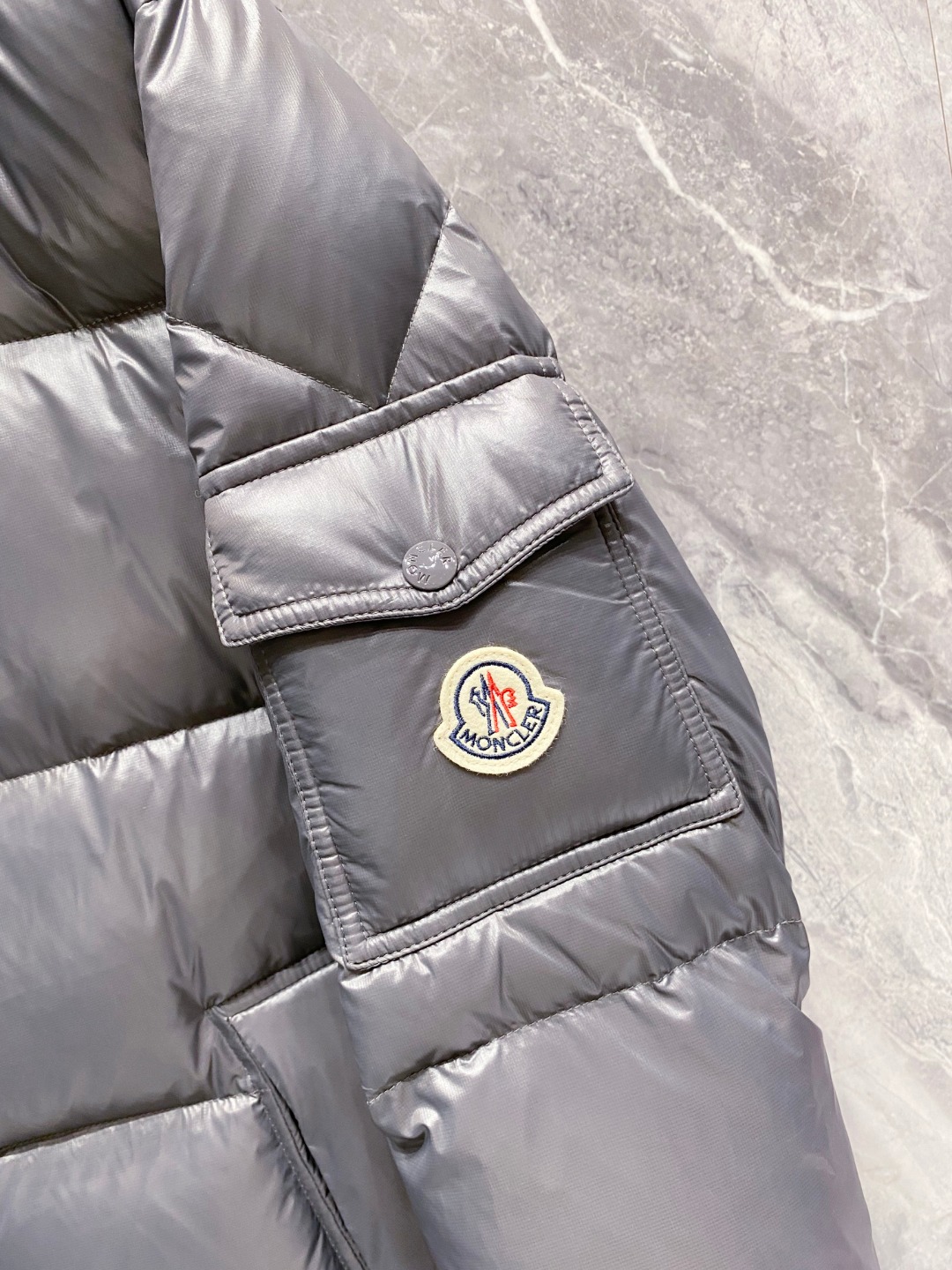 Moncler 蒙口2025秋冬新品发布，蒙口最新款亮光羽绒出货，柜上同步，面料及辅料全部订制，帽子可脱