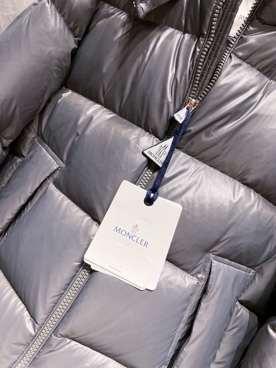 Moncler 蒙口2025秋冬新品发布，蒙口最新款亮光羽绒出货，柜上同步，面料及辅料全部订制，帽子可脱