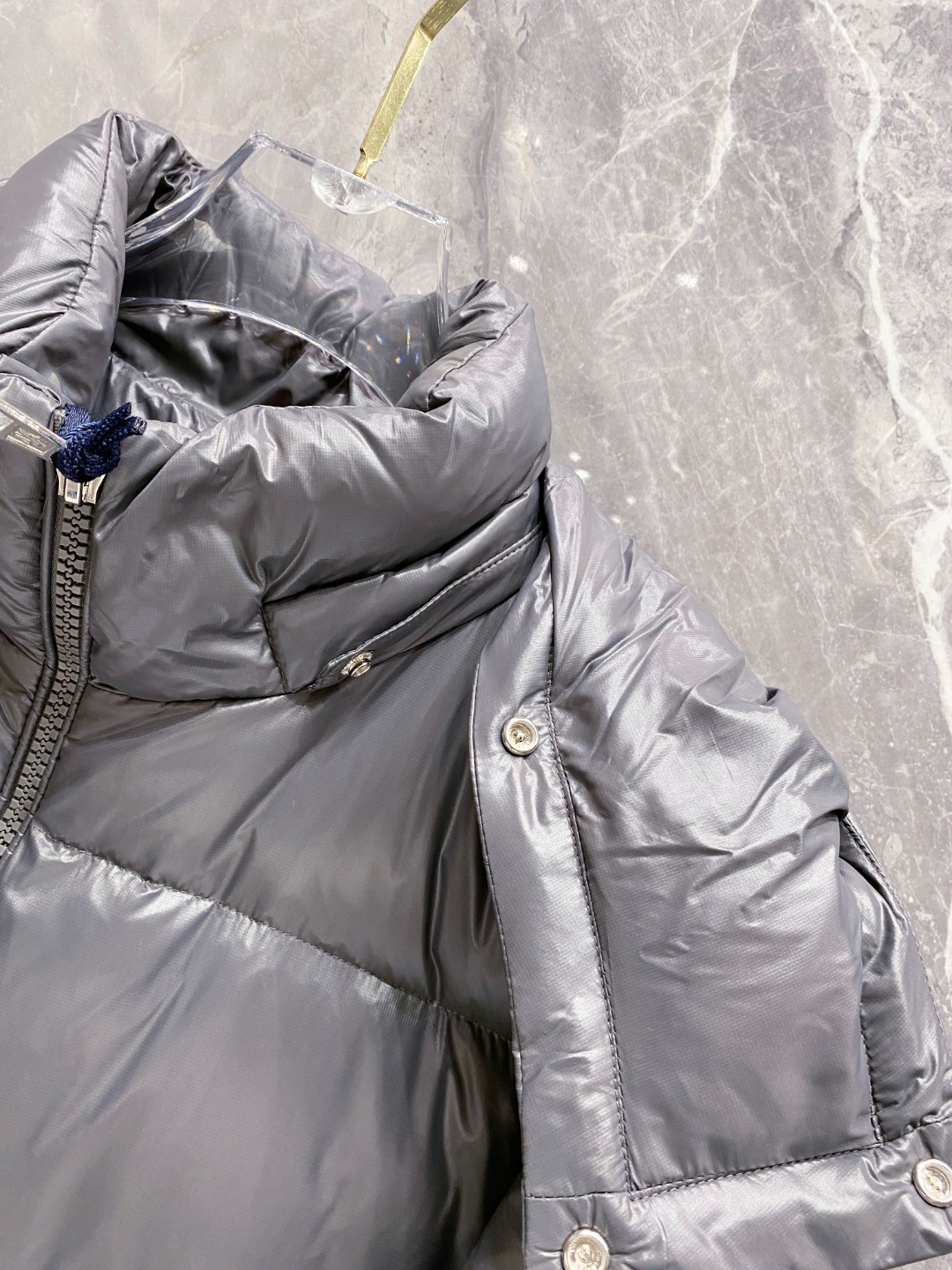 Moncler 蒙口2025秋冬新品发布，蒙口最新款亮光羽绒出货，柜上同步，面料及辅料全部订制，帽子可脱