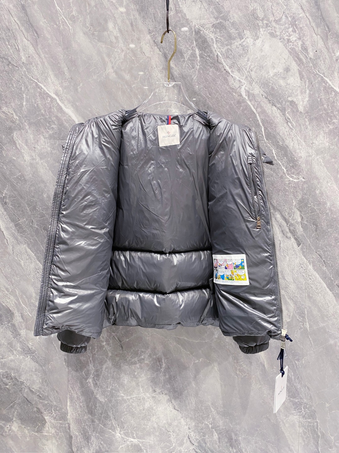 Moncler 蒙口2025秋冬新品发布，蒙口最新款亮光羽绒出货，柜上同步，面料及辅料全部订制，帽子可脱