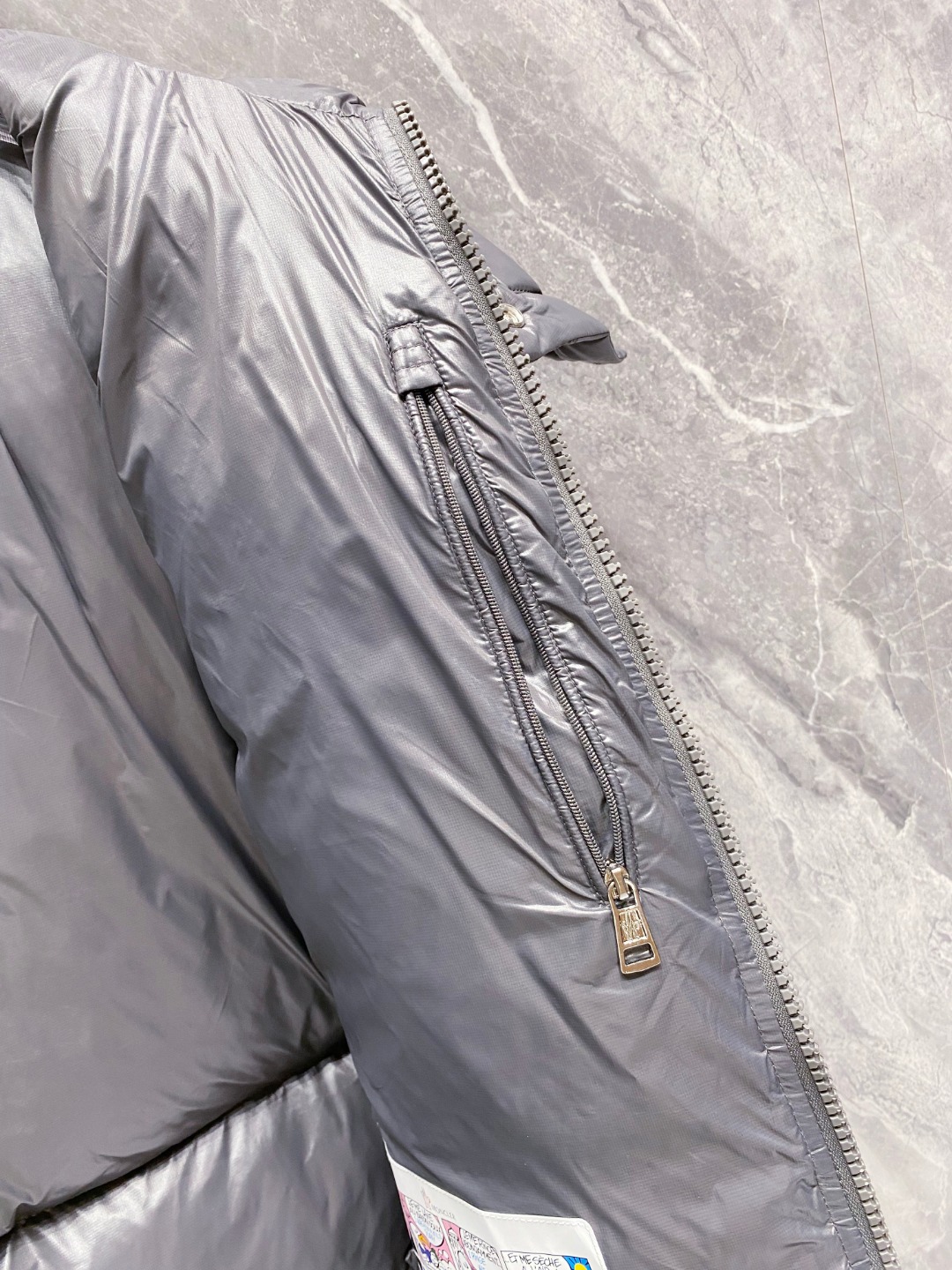 Moncler 蒙口2025秋冬新品发布，蒙口最新款亮光羽绒出货，柜上同步，面料及辅料全部订制，帽子可脱