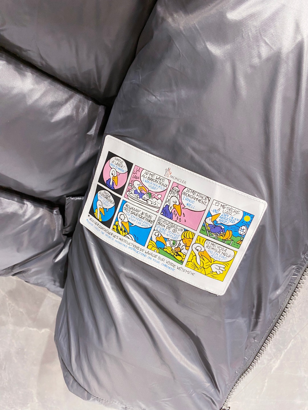 Moncler 蒙口2025秋冬新品发布，蒙口最新款亮光羽绒出货，柜上同步，面料及辅料全部订制，帽子可脱