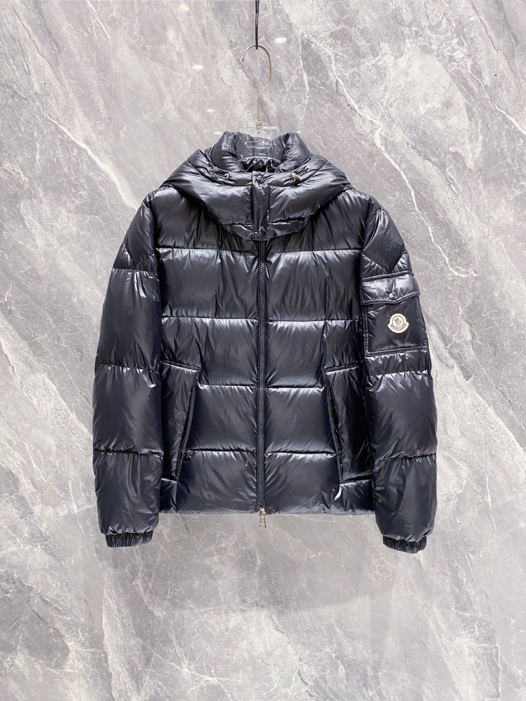 Moncler 蒙口2025秋冬新品发布，蒙口最新款亮光羽绒出货，柜上同步，面料及辅料全部订制，帽子可脱