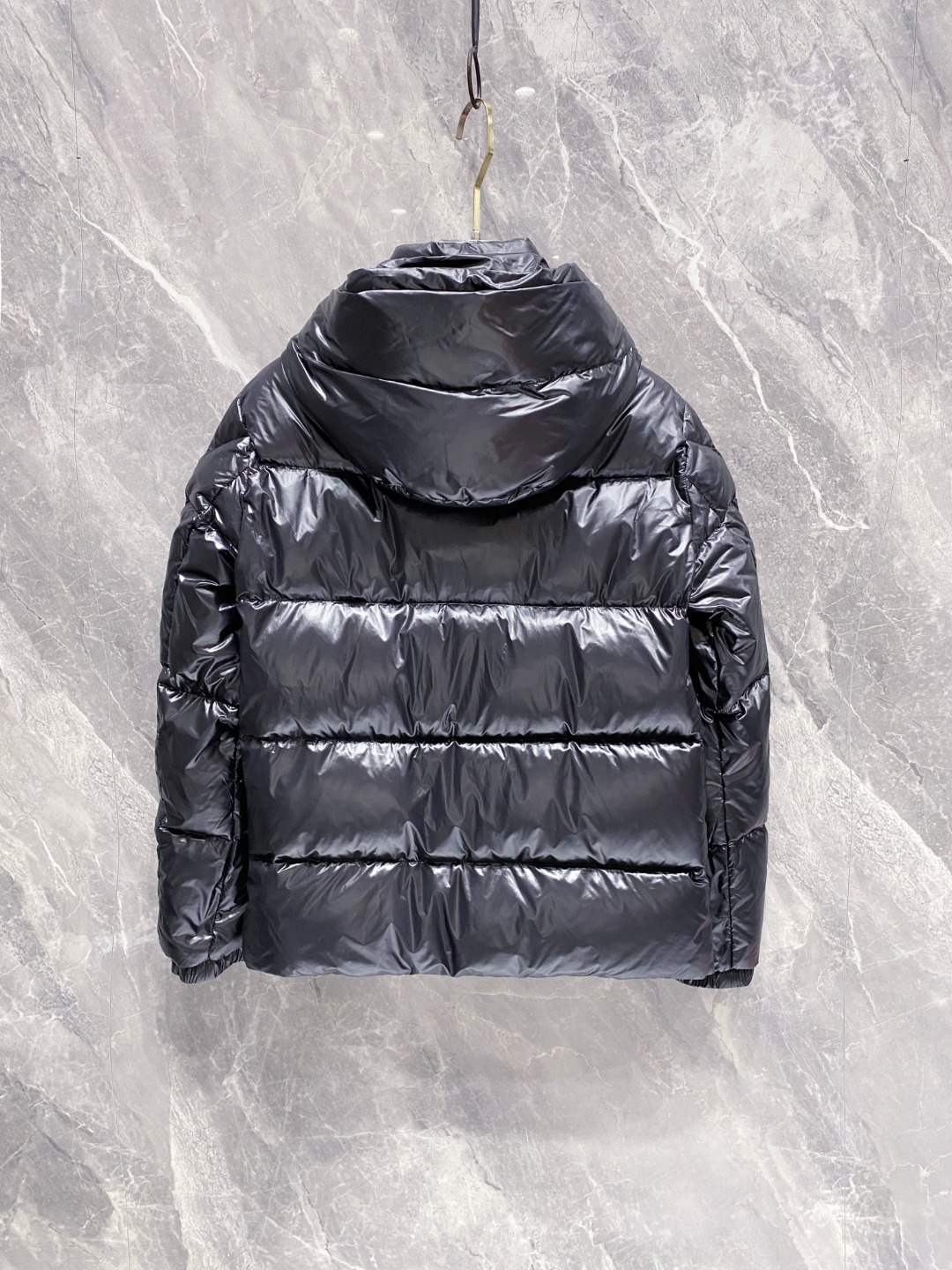 Moncler 蒙口2025秋冬新品发布，蒙口最新款亮光羽绒出货，柜上同步，面料及辅料全部订制，帽子可脱