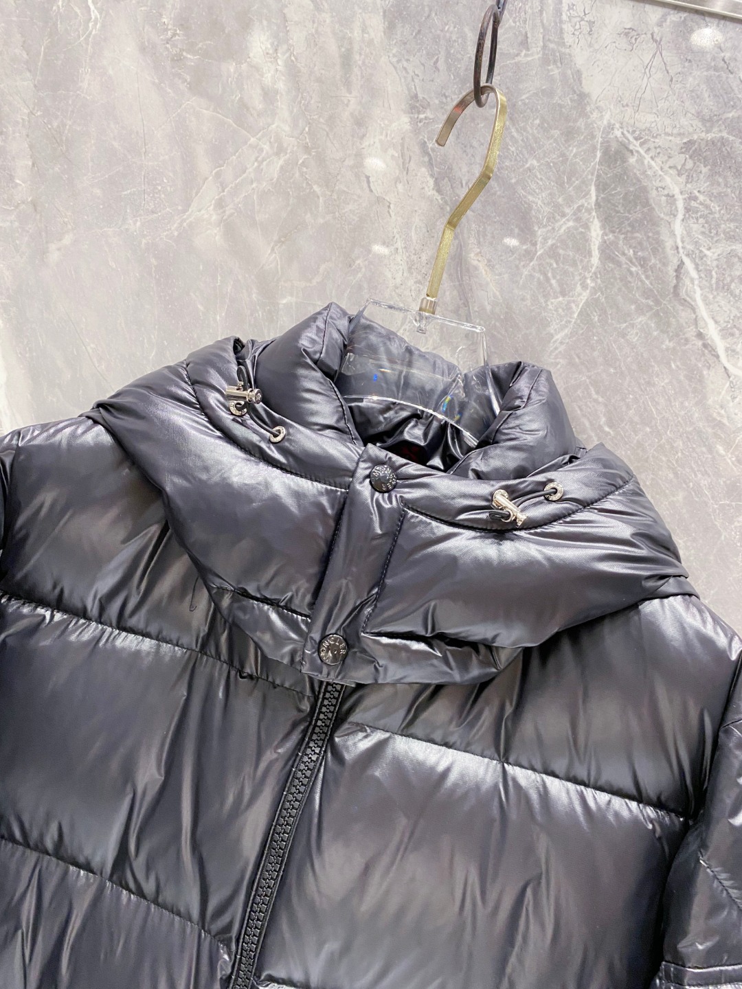 Moncler 蒙口2025秋冬新品发布，蒙口最新款亮光羽绒出货，柜上同步，面料及辅料全部订制，帽子可脱