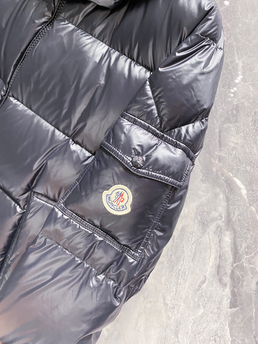 Moncler 蒙口2025秋冬新品发布，蒙口最新款亮光羽绒出货，柜上同步，面料及辅料全部订制，帽子可脱