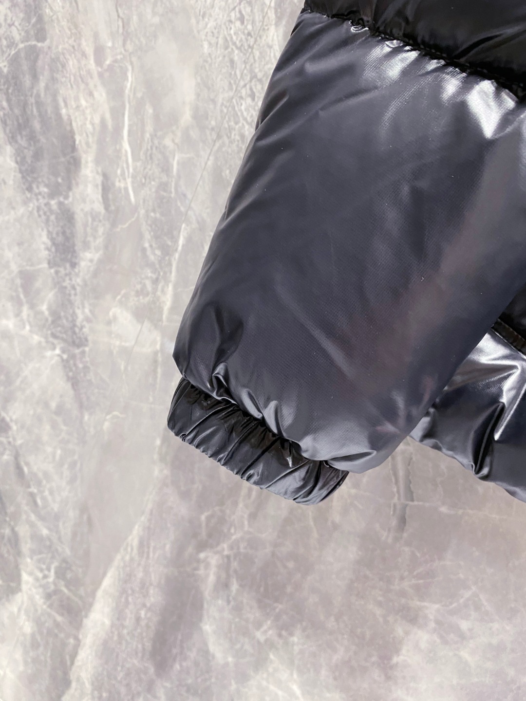 Moncler 蒙口2025秋冬新品发布，蒙口最新款亮光羽绒出货，柜上同步，面料及辅料全部订制，帽子可脱