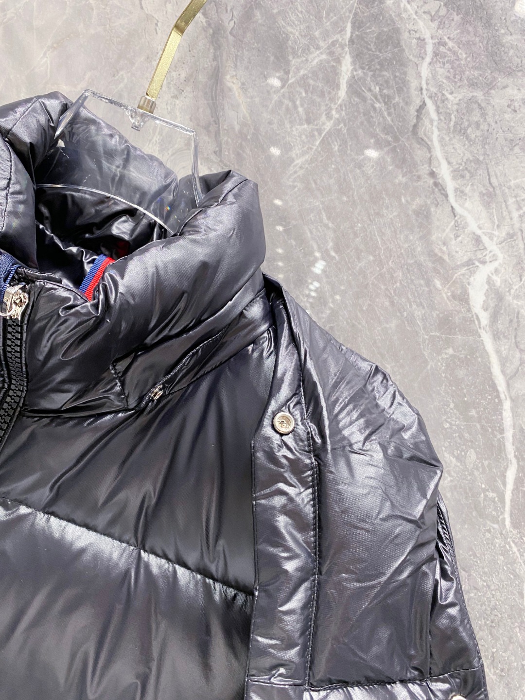 Moncler 蒙口2025秋冬新品发布，蒙口最新款亮光羽绒出货，柜上同步，面料及辅料全部订制，帽子可脱