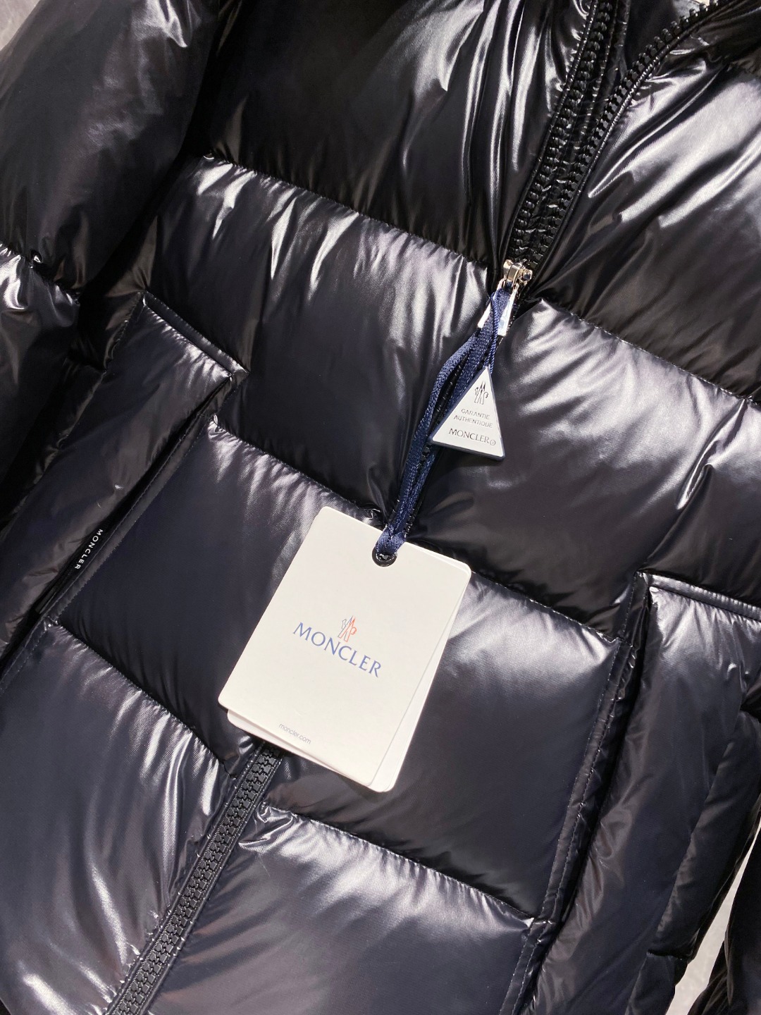 Moncler 蒙口2025秋冬新品发布，蒙口最新款亮光羽绒出货，柜上同步，面料及辅料全部订制，帽子可脱