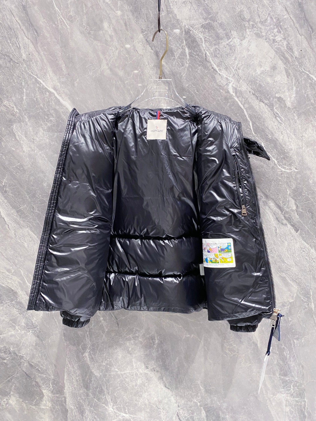 Moncler 蒙口2025秋冬新品发布，蒙口最新款亮光羽绒出货，柜上同步，面料及辅料全部订制，帽子可脱