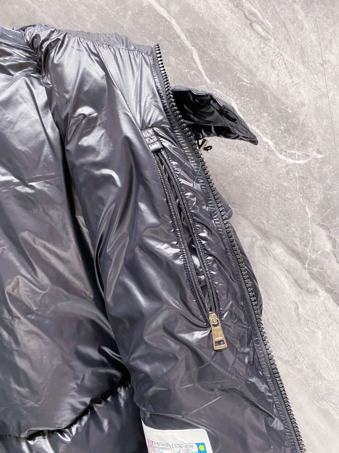 Moncler 蒙口2025秋冬新品发布，蒙口最新款亮光羽绒出货，柜上同步，面料及辅料全部订制，帽子可脱