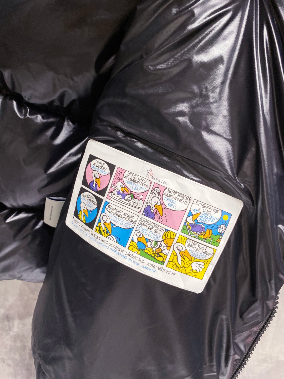 Moncler 蒙口2025秋冬新品发布，蒙口最新款亮光羽绒出货，柜上同步，面料及辅料全部订制，帽子可脱