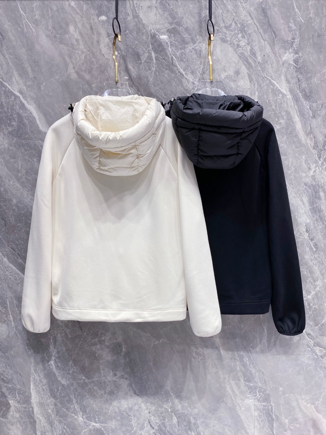 Moncler 蒙口 FW2025新款连帽拼羽绒夹克外套。经典款，一件难求。采用原版定制面料，正身充90