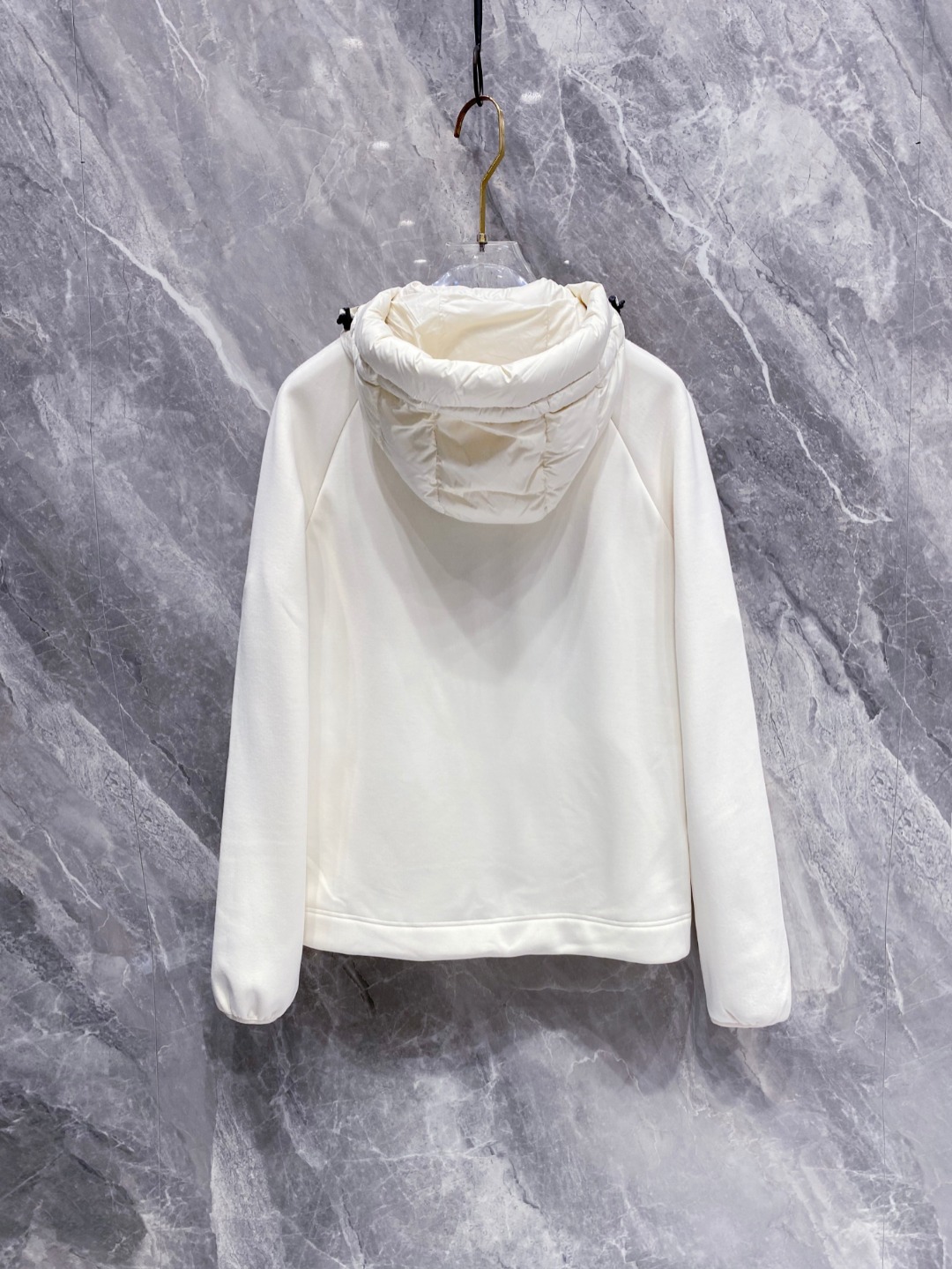 Moncler 蒙口 FW2025新款连帽拼羽绒夹克外套。经典款，一件难求。采用原版定制面料，正身充90