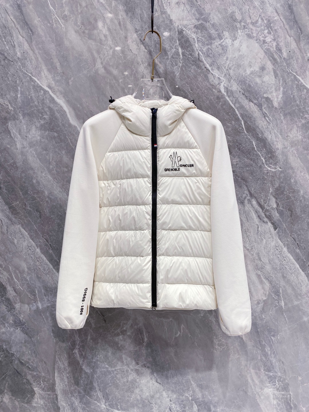Moncler 蒙口 FW2025新款连帽拼羽绒夹克外套。经典款，一件难求。采用原版定制面料，正身充90
