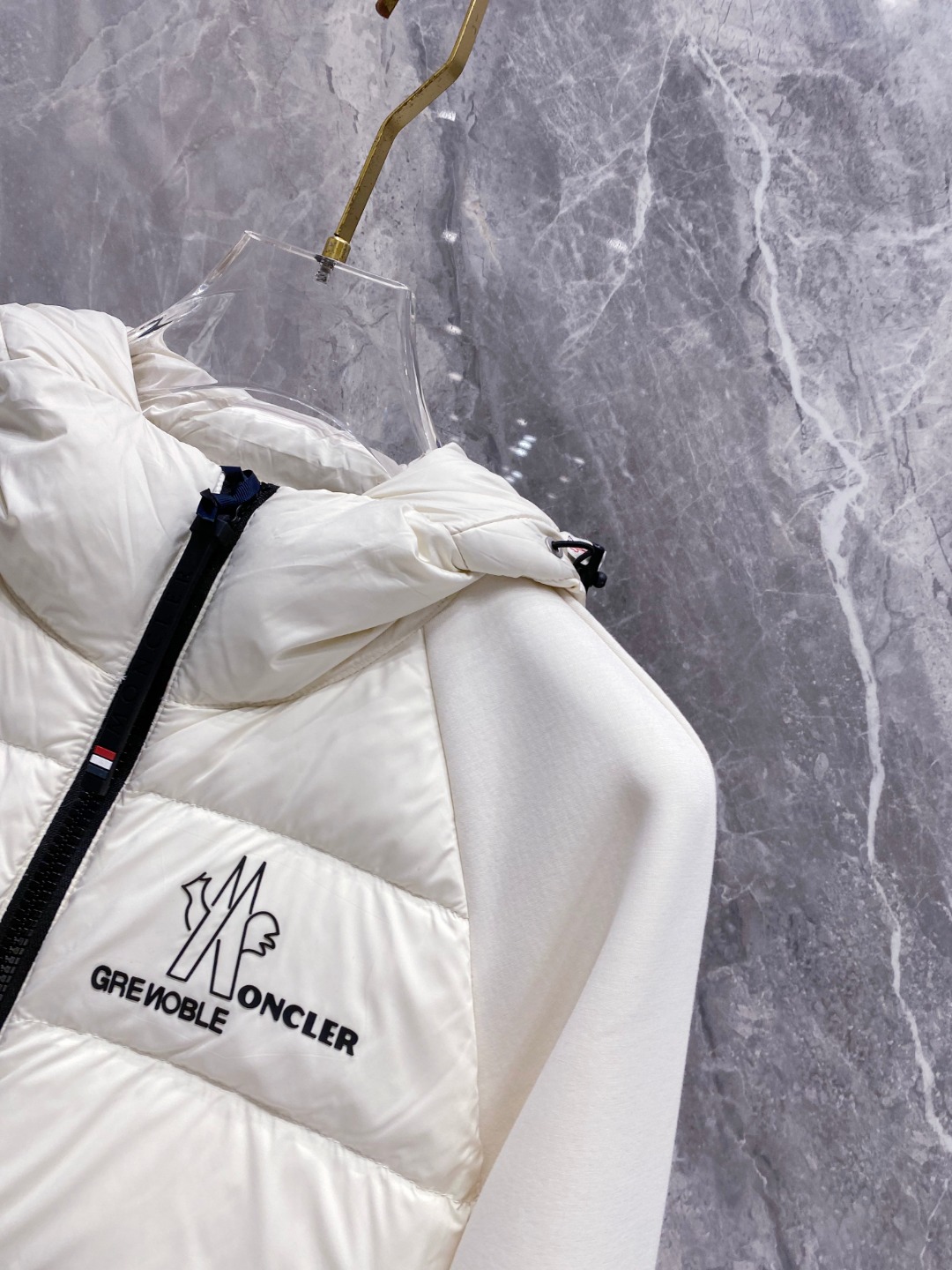 Moncler 蒙口 FW2025新款连帽拼羽绒夹克外套。经典款，一件难求。采用原版定制面料，正身充90