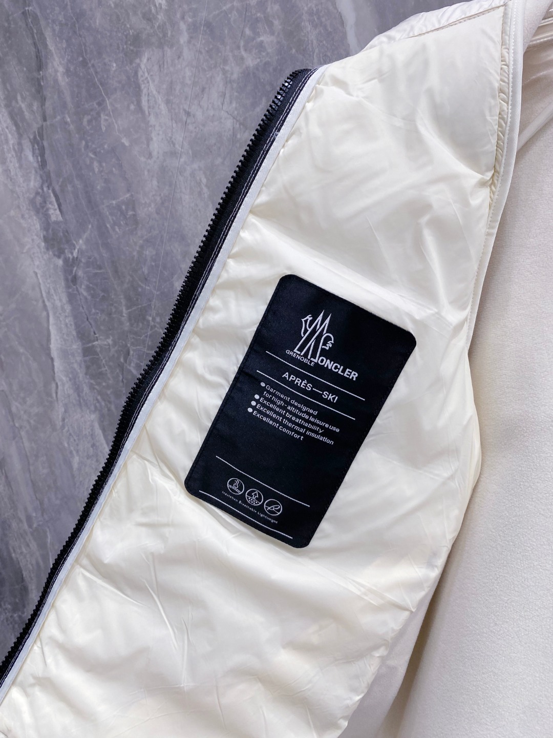 Moncler 蒙口 FW2025新款连帽拼羽绒夹克外套。经典款，一件难求。采用原版定制面料，正身充90