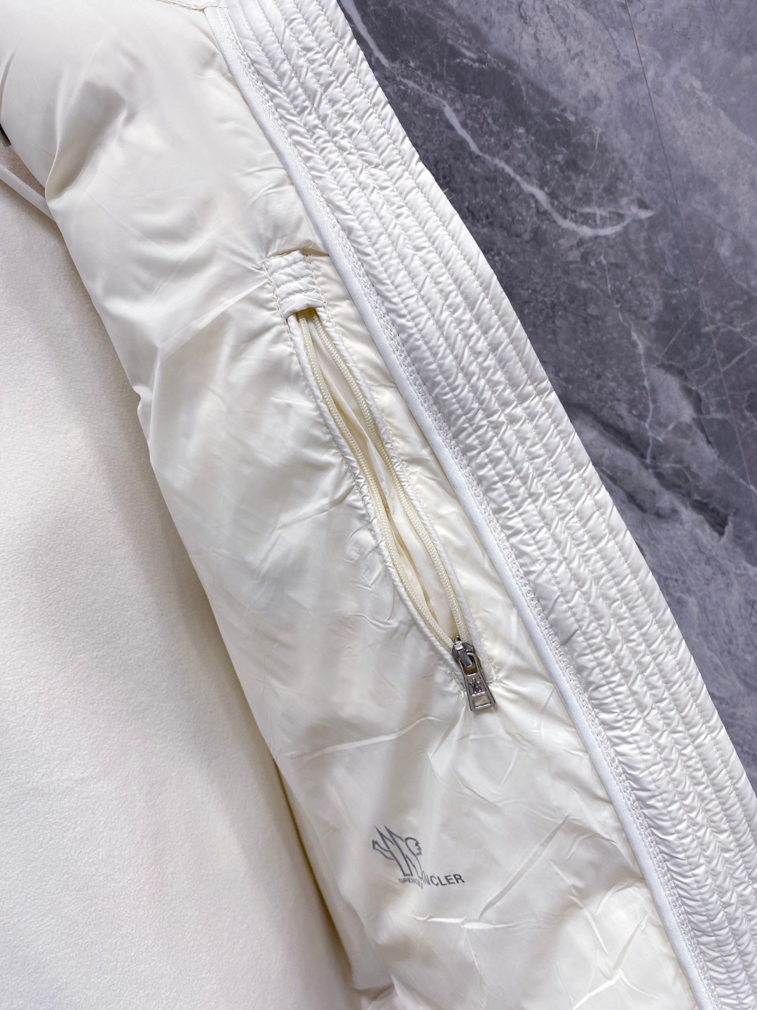 Moncler 蒙口 FW2025新款连帽拼羽绒夹克外套。经典款，一件难求。采用原版定制面料，正身充90