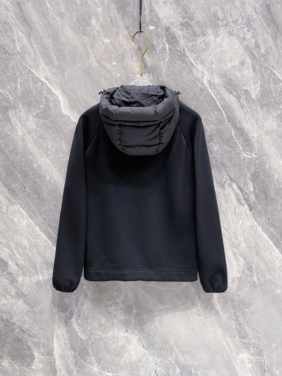 Moncler 蒙口 FW2025新款连帽拼羽绒夹克外套。经典款，一件难求。采用原版定制面料，正身充90