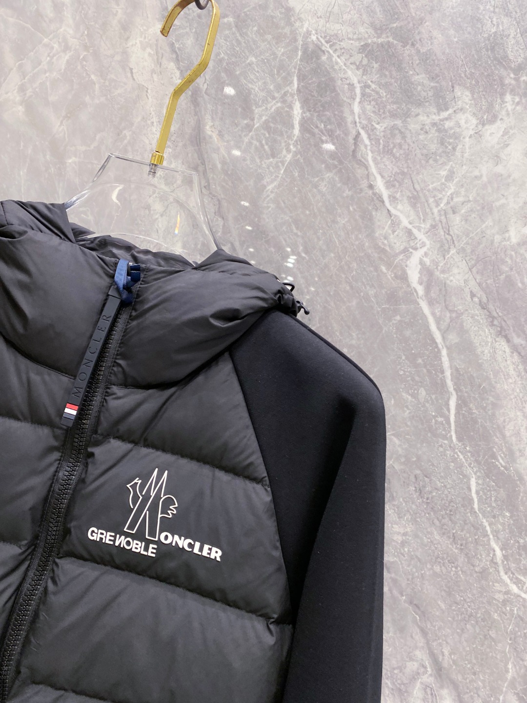 Moncler 蒙口 FW2025新款连帽拼羽绒夹克外套。经典款，一件难求。采用原版定制面料，正身充90