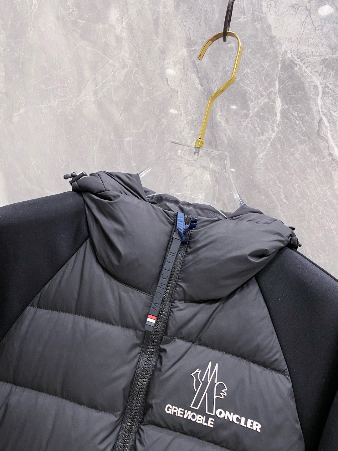 Moncler 蒙口 FW2025新款连帽拼羽绒夹克外套。经典款，一件难求。采用原版定制面料，正身充90