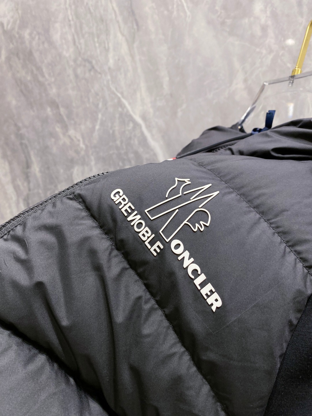 Moncler 蒙口 FW2025新款连帽拼羽绒夹克外套。经典款，一件难求。采用原版定制面料，正身充90