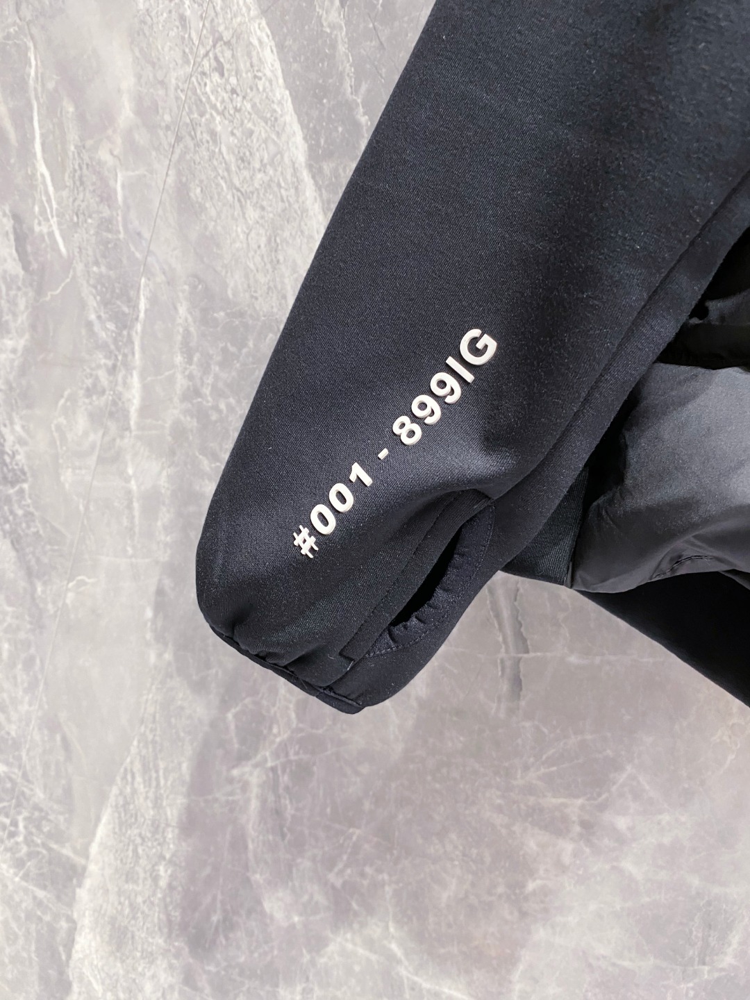 Moncler 蒙口 FW2025新款连帽拼羽绒夹克外套。经典款，一件难求。采用原版定制面料，正身充90