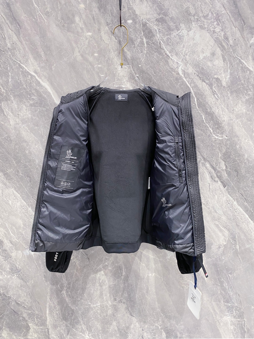 Moncler 蒙口 FW2025新款连帽拼羽绒夹克外套。经典款，一件难求。采用原版定制面料，正身充90