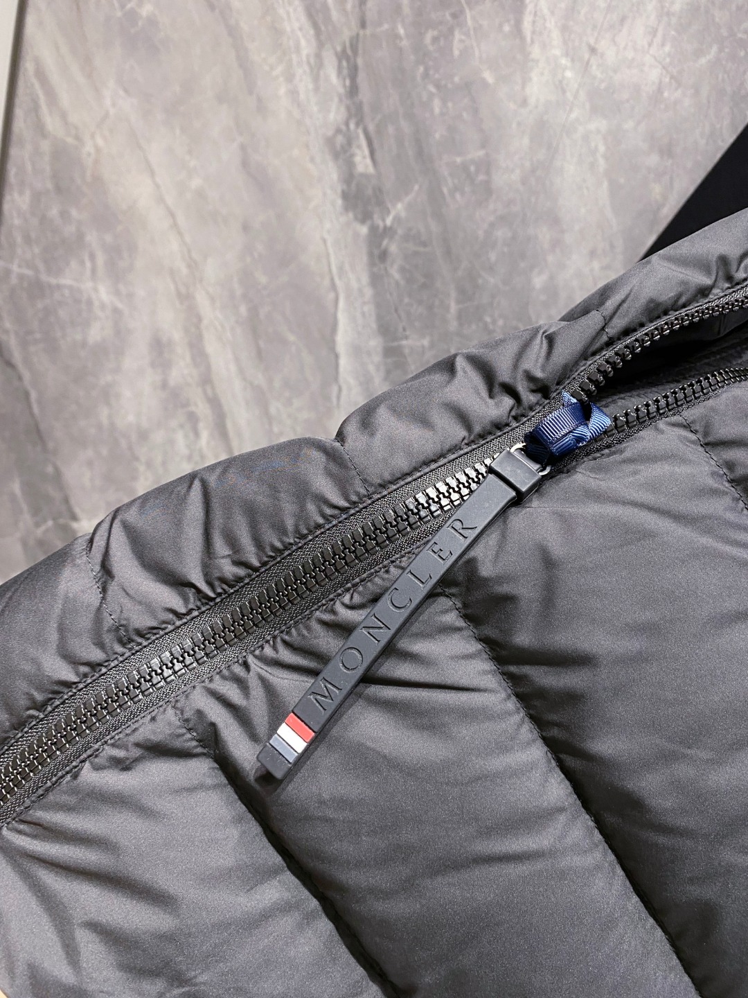 Moncler 蒙口 FW2025新款连帽拼羽绒夹克外套。经典款，一件难求。采用原版定制面料，正身充90