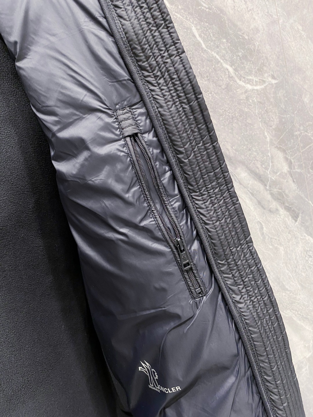 Moncler 蒙口 FW2025新款连帽拼羽绒夹克外套。经典款，一件难求。采用原版定制面料，正身充90