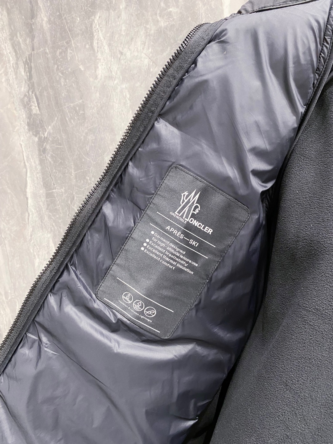 Moncler 蒙口 FW2025新款连帽拼羽绒夹克外套。经典款，一件难求。采用原版定制面料，正身充90