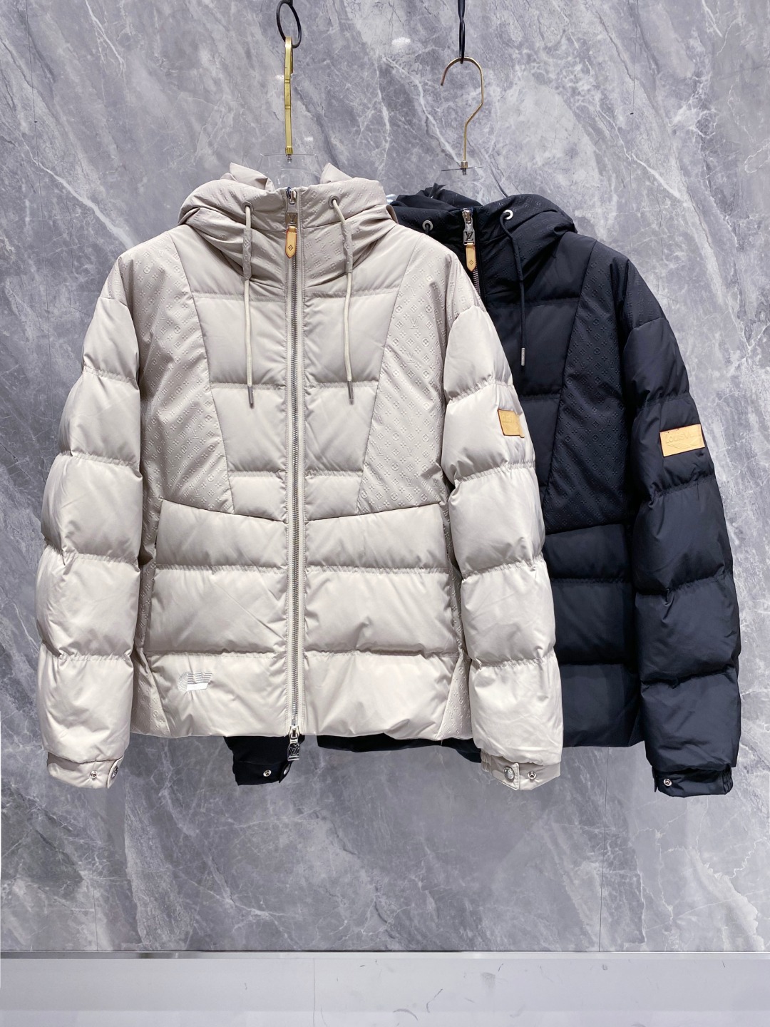 LOUIS*VUITTON 路易威登 FW2025秋冬新款羽绒服，Lv徽标压花钢印老花拼接连帽璀璨登场，