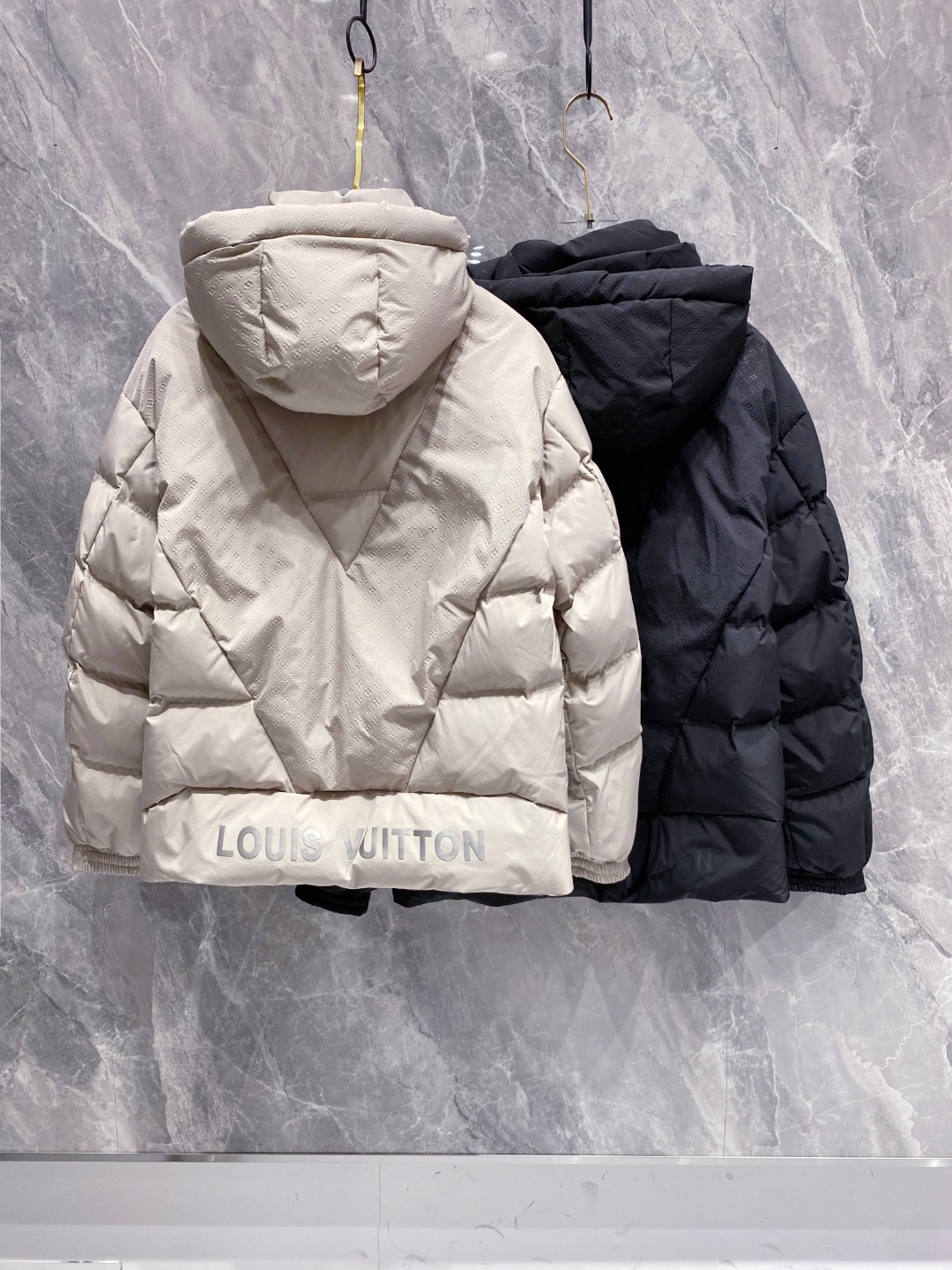 LOUIS*VUITTON 路易威登 FW2025秋冬新款羽绒服，Lv徽标压花钢印老花拼接连帽璀璨登场，
