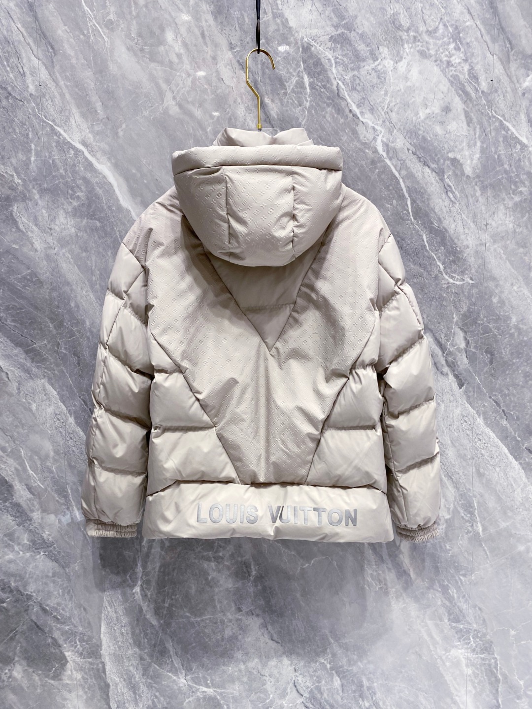 LOUIS*VUITTON 路易威登 FW2025秋冬新款羽绒服，Lv徽标压花钢印老花拼接连帽璀璨登场，