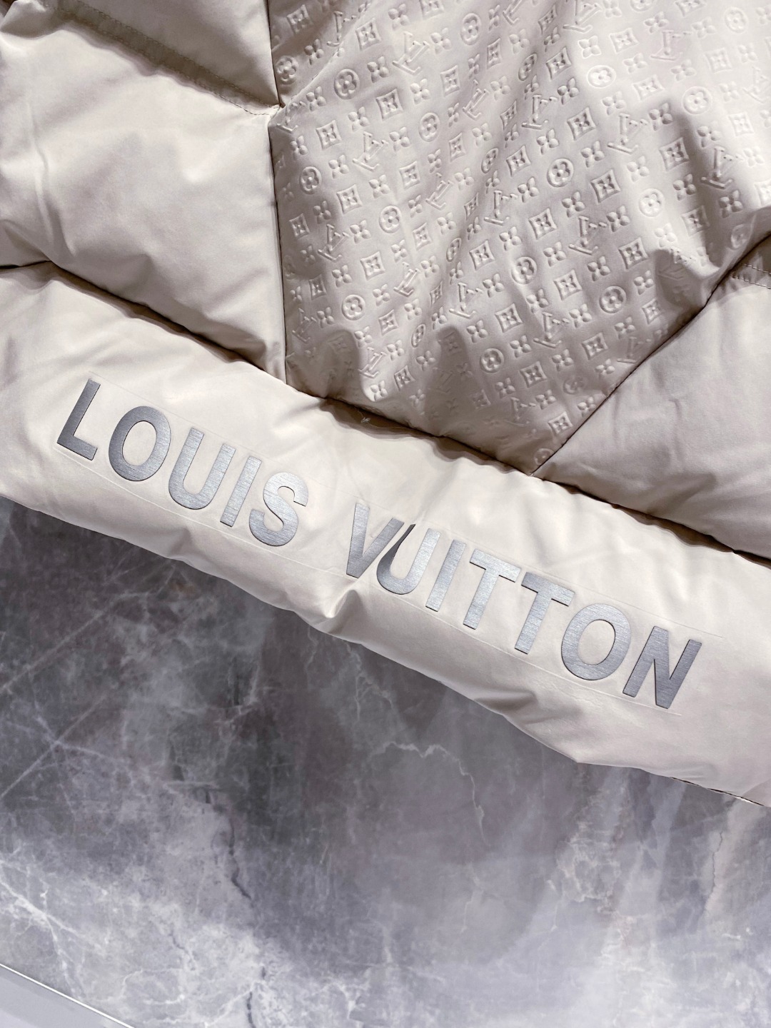LOUIS*VUITTON 路易威登 FW2025秋冬新款羽绒服，Lv徽标压花钢印老花拼接连帽璀璨登场，