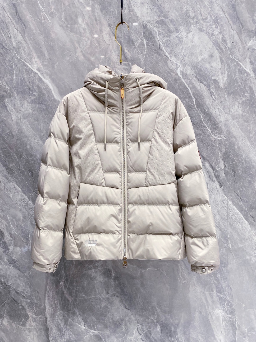 LOUIS*VUITTON 路易威登 FW2025秋冬新款羽绒服，Lv徽标压花钢印老花拼接连帽璀璨登场，