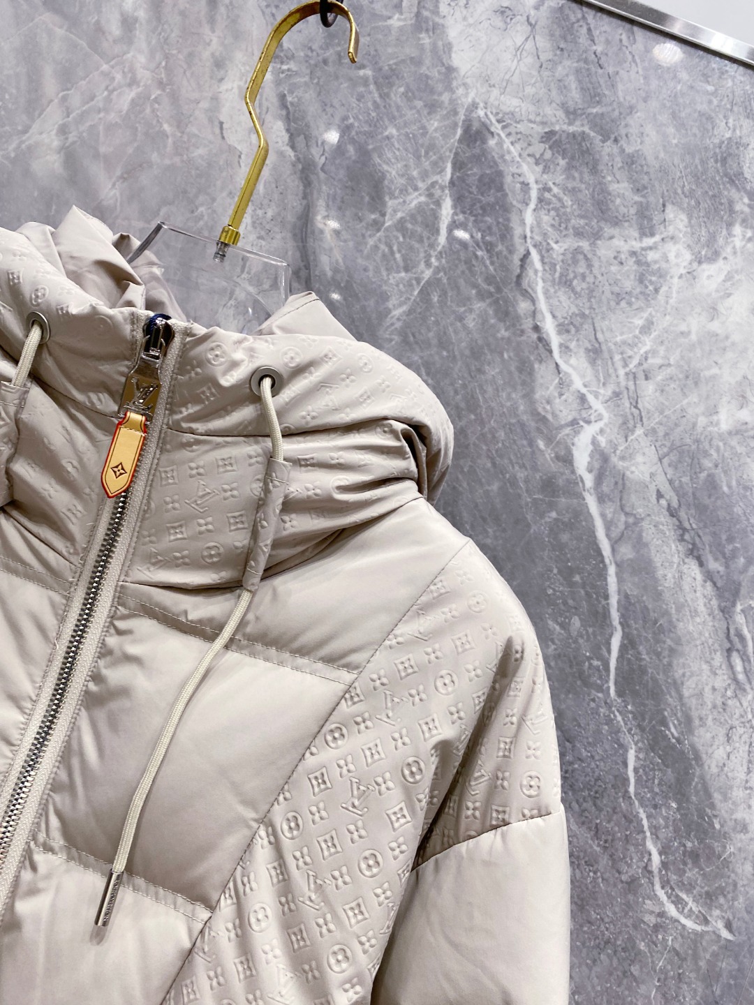 LOUIS*VUITTON 路易威登 FW2025秋冬新款羽绒服，Lv徽标压花钢印老花拼接连帽璀璨登场，