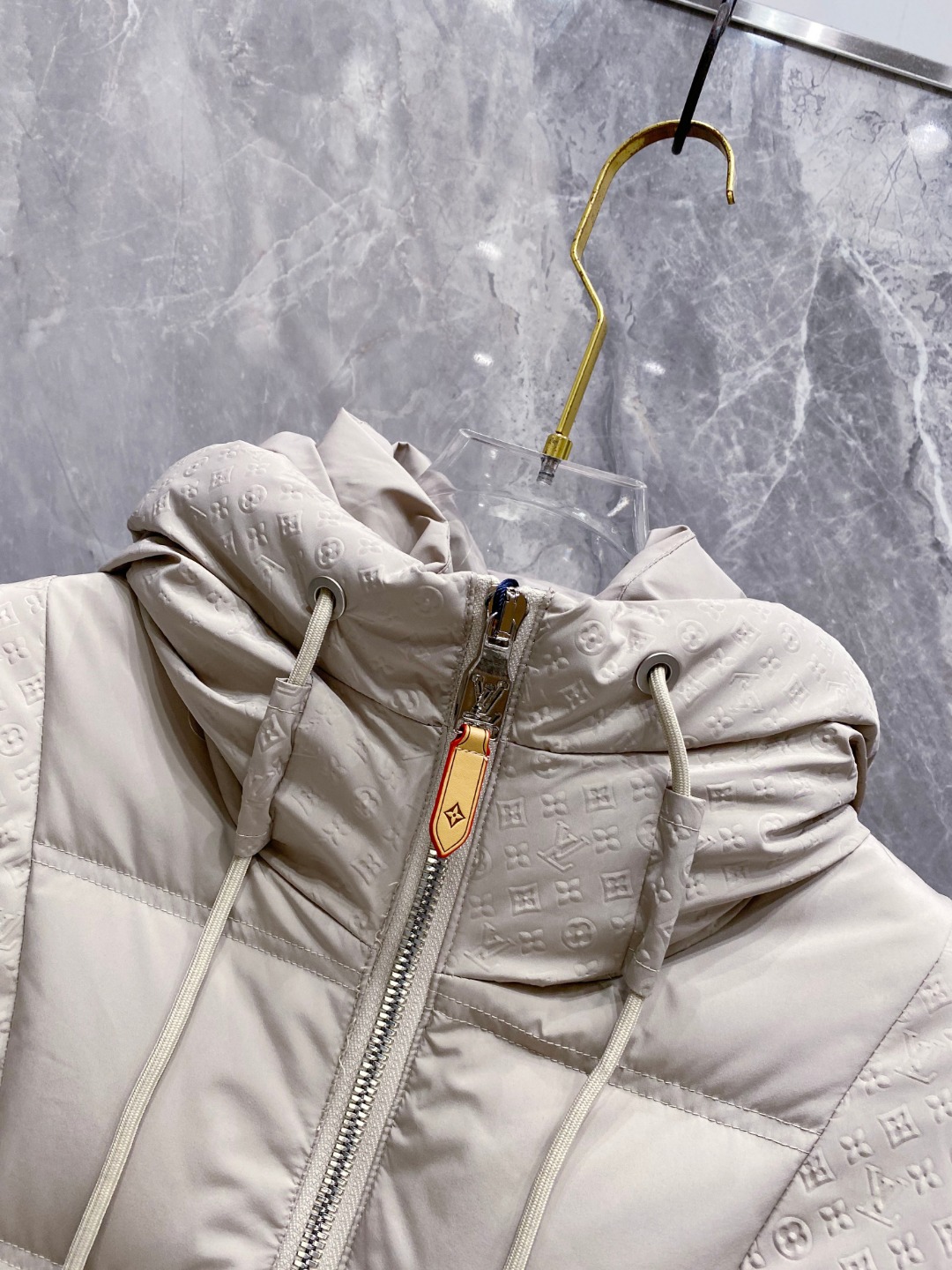 LOUIS*VUITTON 路易威登 FW2025秋冬新款羽绒服，Lv徽标压花钢印老花拼接连帽璀璨登场，