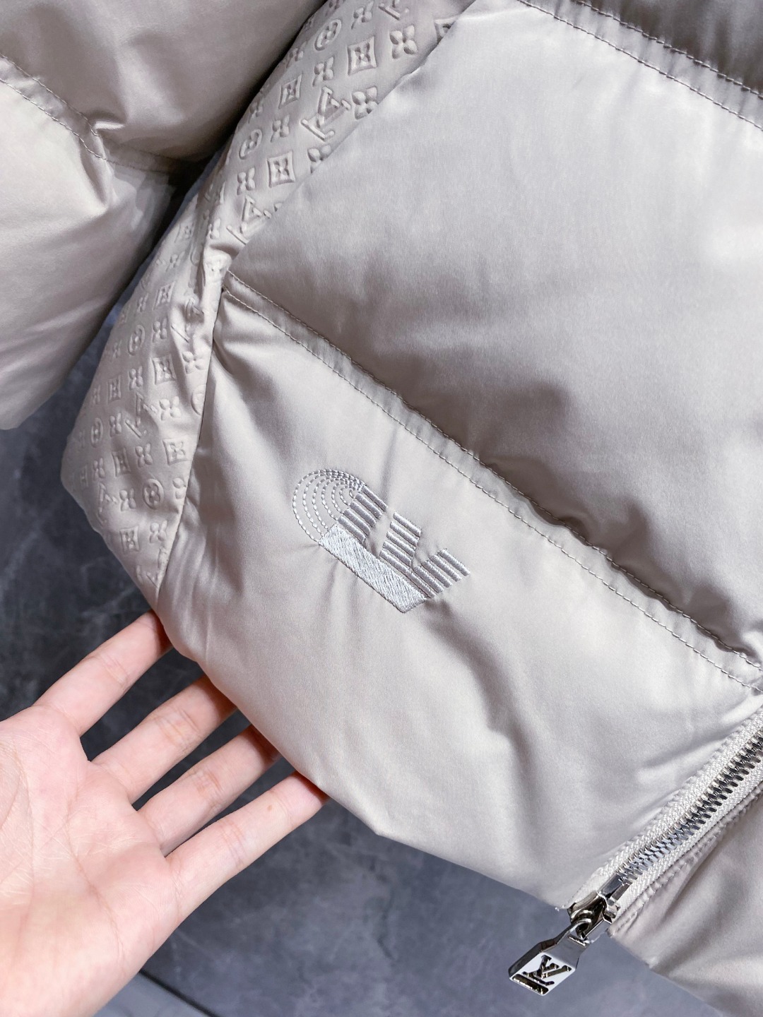 LOUIS*VUITTON 路易威登 FW2025秋冬新款羽绒服，Lv徽标压花钢印老花拼接连帽璀璨登场，