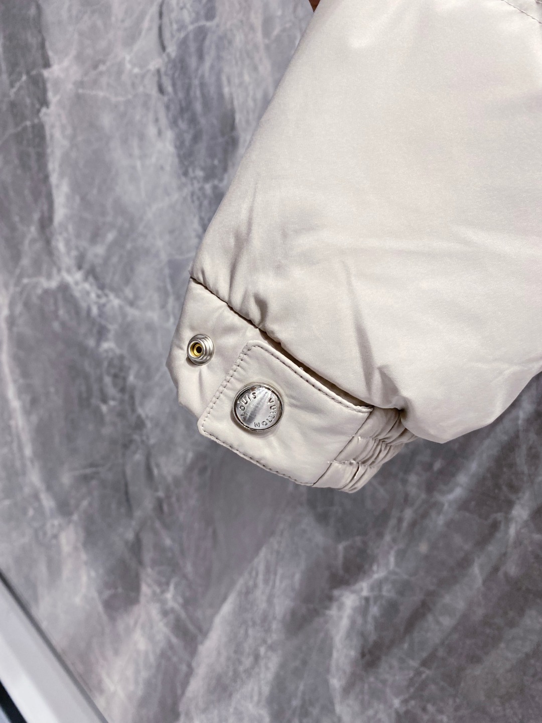 LOUIS*VUITTON 路易威登 FW2025秋冬新款羽绒服，Lv徽标压花钢印老花拼接连帽璀璨登场，