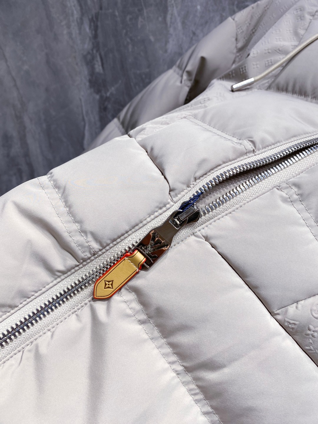 LOUIS*VUITTON 路易威登 FW2025秋冬新款羽绒服，Lv徽标压花钢印老花拼接连帽璀璨登场，