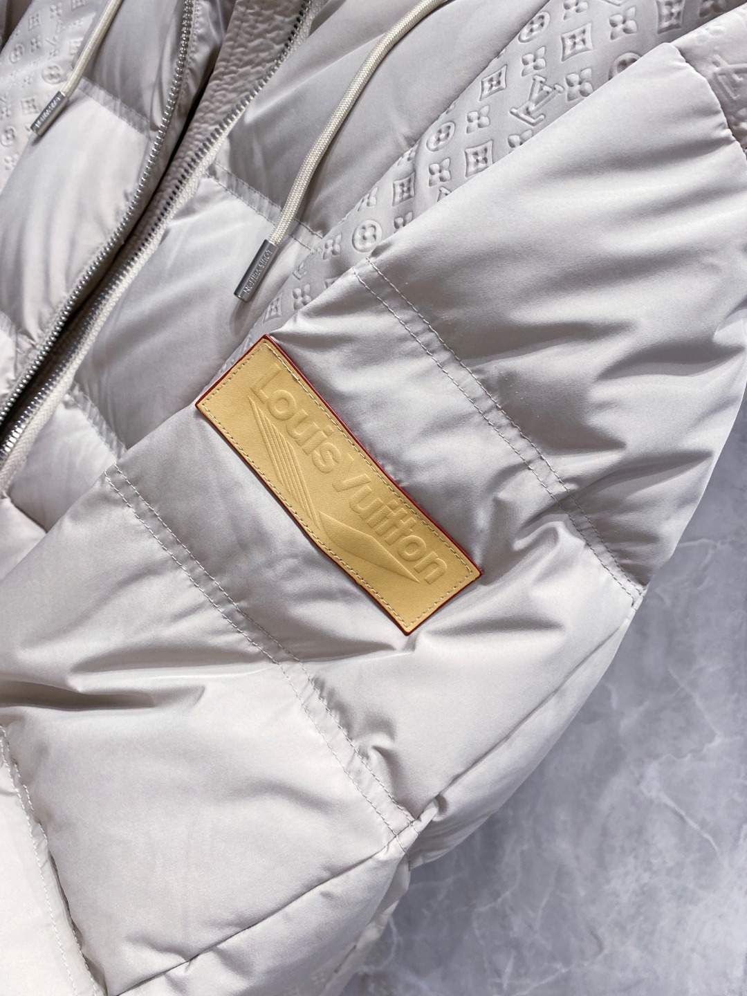 LOUIS*VUITTON 路易威登 FW2025秋冬新款羽绒服，Lv徽标压花钢印老花拼接连帽璀璨登场，