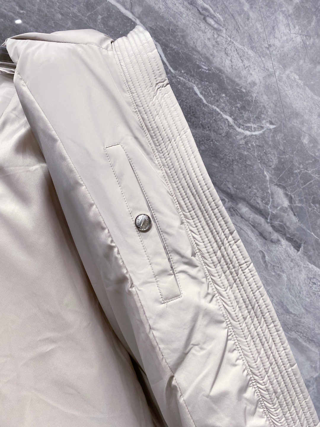 LOUIS*VUITTON 路易威登 FW2025秋冬新款羽绒服，Lv徽标压花钢印老花拼接连帽璀璨登场，