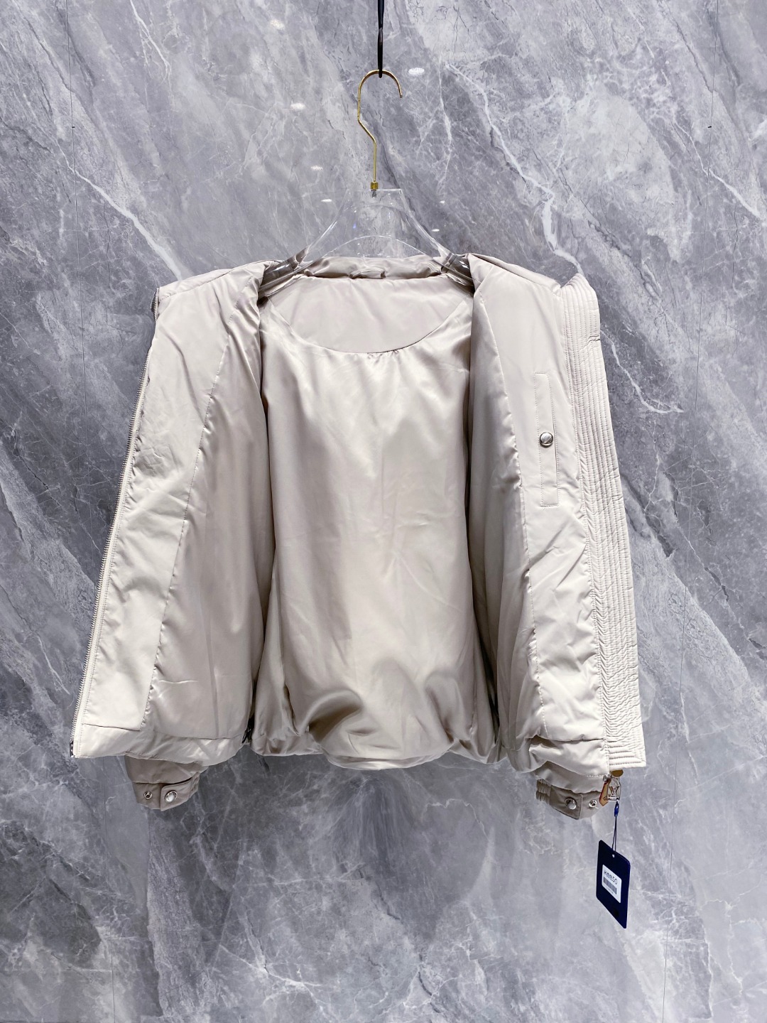 LOUIS*VUITTON 路易威登 FW2025秋冬新款羽绒服，Lv徽标压花钢印老花拼接连帽璀璨登场，