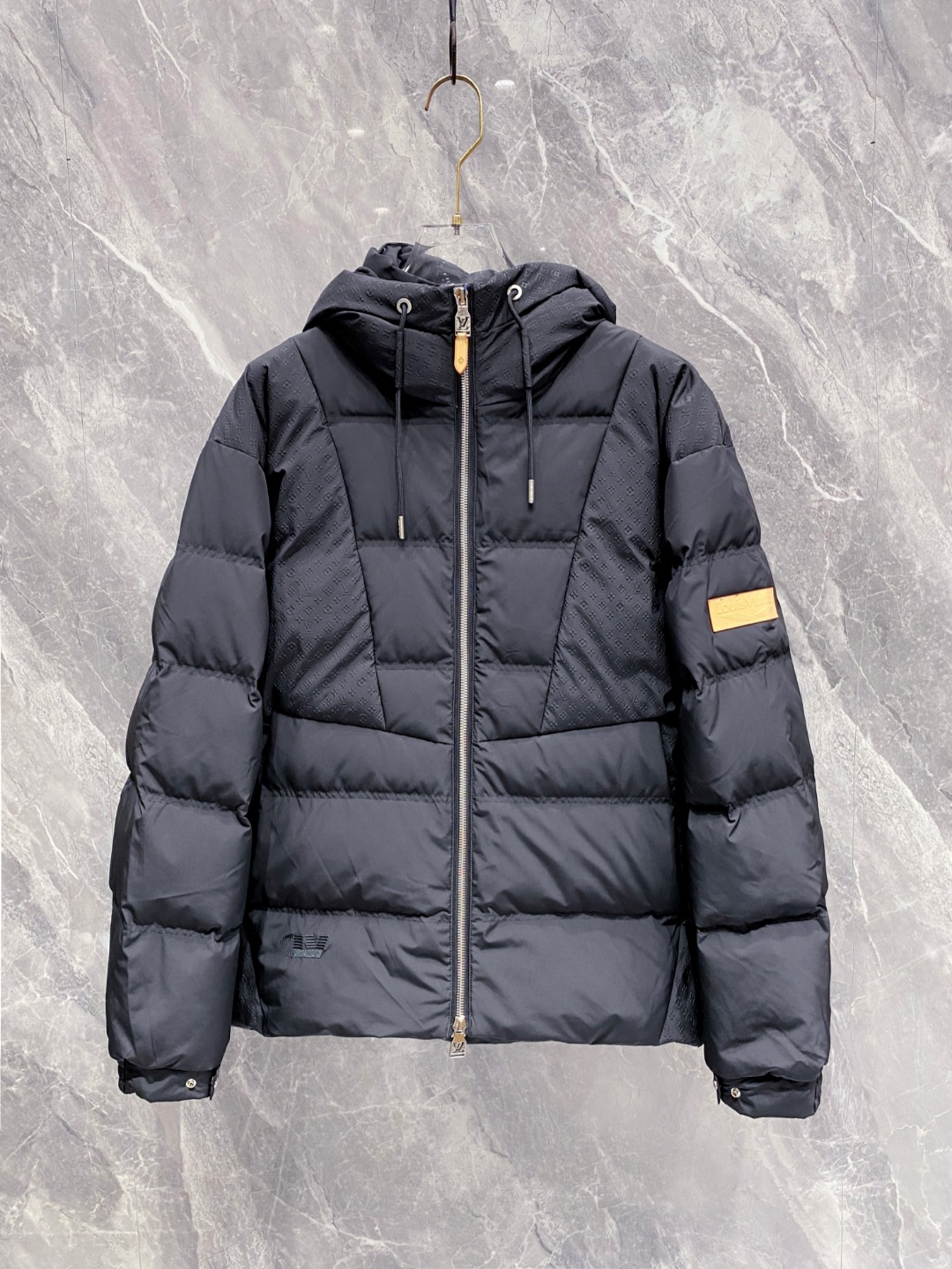 LOUIS*VUITTON 路易威登 FW2025秋冬新款羽绒服，Lv徽标压花钢印老花拼接连帽璀璨登场，