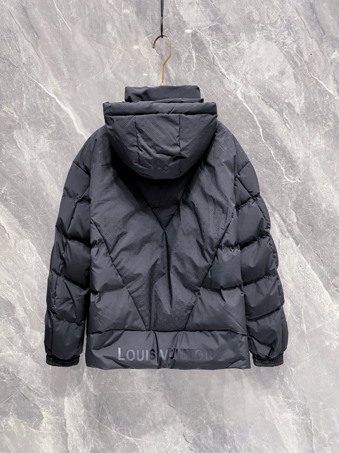 LOUIS*VUITTON 路易威登 FW2025秋冬新款羽绒服，Lv徽标压花钢印老花拼接连帽璀璨登场，